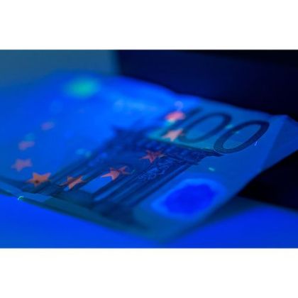 Lanternă LED – lumină versatilă pentru utilizatori exigenți, iluminare precisă și UV într-un singur dispozitiv