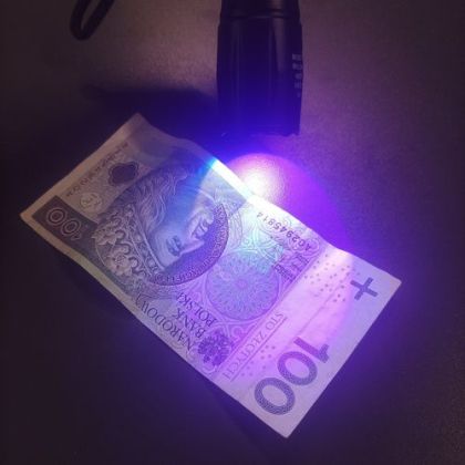 Lanternă LED – lumină versatilă pentru utilizatori exigenți, iluminare precisă și UV într-un singur dispozitiv