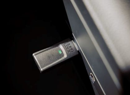 Адаптор CarPlay QUAD LOCK Wireless CarPlay Adaptator Mini