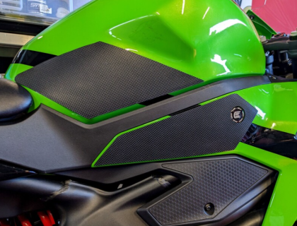 Σετ τακάκια πρόσφυσης ρεζερβουάρ R&G RACING Eazi-Grip Pro - Μαύρο Kawasaki Ninja ZX4RR 23-25