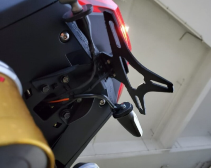 Suport pentru plăcuța de înmatriculare R&G RACING Honda ADV150 '21-