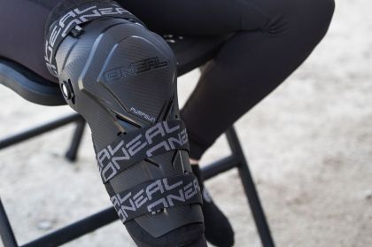 Genunchiere O'NEAL PUMPGUN MX Carbon Look Knee