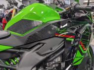 Set de tampoane de tracțiune pentru rezervor R&G RACING Eazi-Grip Evo - Negre Kawasaki ZX-4RR 23-25