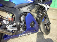 Προστατευτικά πιρουνιού R&G RACING για Yamaha R6 03-04, μαύρα, με βίδες συγκράτησης άξονα.