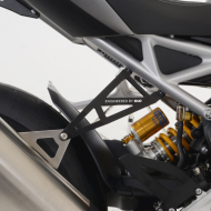 Kit placă de etanșare suport picior spate R&G RACING și suporturi evacuare negru - Triumph Speed Triple RS/RR